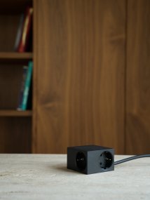 Cuboid Schwarz Von Kord - Vielf&auml;ltige Montagem&ouml;glichkeiten &ndash; Befestigen Sie die Steckdose mit den magnetischen Seiten direkt an metallischen Oberfl&auml;chen, verwenden Sie den mitgelieferten Halter mit Reibungsfl&auml;che f&uuml;r eine stabile Platzierung auf dem Tisch oder montieren Sie sie mit 3M-Klebeband an der Wand f&uuml;r eine diskrete und leicht zug&auml;ngliche Steckdose.