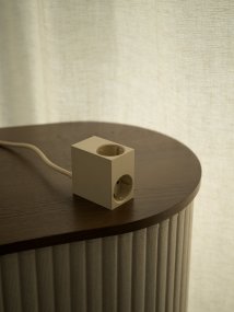 Cuboid Perlmutt-Elfenbein Von Kord - In einer Zeit, in der Technologie und Elektrizit&auml;t ein selbstverst&auml;ndlicher Teil des Alltags sind, verdienen selbst die funktionalsten Objekte ein sch&ouml;nes und durchdachtes Design.