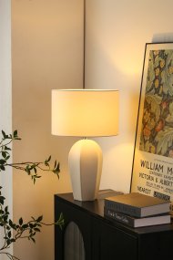 Physalis 50cm Weiß tischlampe Von Nordic Lighting - Die Leuchte wird mit einem 1,8 m langen, transparenten Kabel, einem Netzschalter und einem Stecker geliefert.