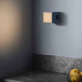 LAMP 1 - EU Blau Von Avolt - Diese praktische kleine Lampe wird direkt an die Steckdose (230 V) angeschlossen und eignet sich perfekt als Nachtlicht oder Stimmungslicht im Flur, Schlafzimmer oder anderen R&auml;umen, in denen Sie ein sanftes Licht w&uuml;nschen.