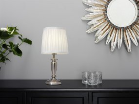 Ines 34cm Antikes Silber Von Cottex - Der schöne Metallsockel in Kombination mit dem plissierten Textilschirm schafft eine warme und einladende Atmosphäre.