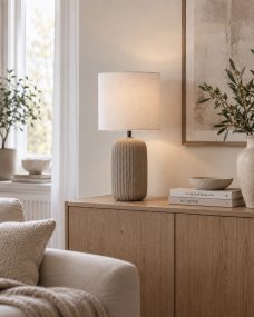 Palizzo 33cm Braun tischlampe Von Nordic Lighting - Der Fu&szlig; hat eine matte, sandartige Oberfl&auml;che in einem warmen Braunton und eine gerippte Struktur, die der Leuchte eine sanfte und dekorative Ausstrahlung verleiht.
