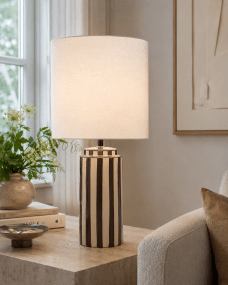 Faro 50cm Braun/weiß tischlampe Von Nordic Lighting - Der Lampenfu&szlig; aus Keramik besticht durch seine cremewei&szlig;e Basis und braune Streifen, die einen lebendigen und zugleich harmonischen Eindruck erzeugen.