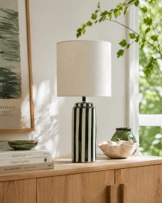 Faro 50cm Grün/Weiß tischlampe Von Nordic Lighting - Der Lampenfu&szlig; aus Keramik besticht durch seine cremewei&szlig;e Basis und gr&uuml;ne Streifen, die einen lebendigen und zugleich harmonischen Eindruck erzeugen.