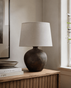 Bella 42cm Dunkelbraun tischlampe Von Nordic Lighting - Die klassische Form und der warme Farbton sorgen f&uuml;r ein zeitloses und wohnliches Ambiente.