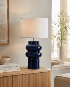 Anelli 56cm Blau tischlampe Von Nordic Lighting - Die Tischleuchte Anelli&nbsp;mit blauem, gl&auml;nzendem Keramiksockel und wei&szlig;em Leinenschirm ist ein elegantes und modernes Einrichtungsdetail.