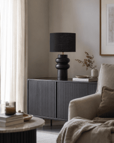 Anelli 56cm Schwarz tischlampe Von Nordic Lighting - Die einzigartige, skulpturale Form und der dunkle Farbton verleihen ihr einen modernen und eleganten Ausdruck.