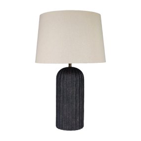 Porto 63cm Schwarz/Beige tischlampe Von Nordic Lighting - Der Lampenfu&szlig; ist aus Keramik gefertigt und der schwarz lackierte Lampenschirm verleiht ihr eine lebendige und exklusive Ausstrahlung.