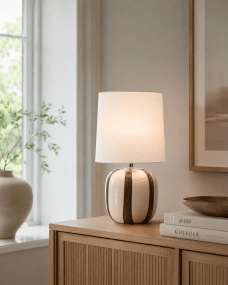 Pholca 38cm Weiß/braun tischlampe Von Nordic Lighting - Der Lampenfu&szlig; aus Keramik ist cremewei&szlig; mit braunen Streifen, die ihm Lebendigkeit und Charakter verleihen.