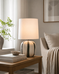 Pholca 38cm Weiß/Grün tischlampe Von Nordic Lighting - Der Lampenfu&szlig; aus Keramik ist cremewei&szlig; mit gr&uuml;nen Streifen, die f&uuml;r Lebendigkeit und Charakter sorgen.