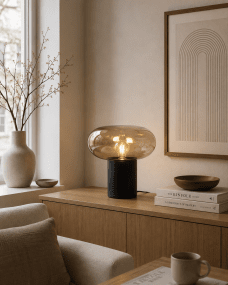 Alba 32cm Schwarz/Bernstein tischlampe Von Nordic Lighting - Die Leuchte wird mit einem 1,8 m langen schwarzen Textilkabel mit Netzschalter und Stecker geliefert.