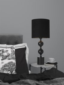 Prakt 60cm Schwarz tischlampe Von Cottex - Die prächtige Tischlampe aus Metall und Textil ist eine elegante und auffällige Lampe, die dem Raum eine anspruchsvolle Note verleiht.