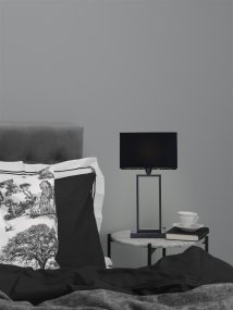 Kensington 50cm Schwarz tischlampe Von Cottex - Der stilvolle Metallrahmen sorgt für ein luftiges und modernes Ambiente, während der schwarze Textilschirm ein weiches und angenehmes Licht verbreitet.