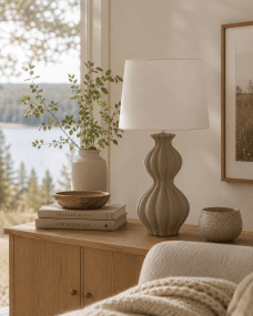 Amfora 67cm Sand tischlampe Von Lampan - Der Keramikfu&szlig; besticht durch seine formsch&ouml;ne Silhouette mit weichen Linien und einer strukturierten Oberfl&auml;che in Sandfarbe, die f&uuml;r einen nat&uuml;rlichen und harmonischen Ausdruck sorgt.