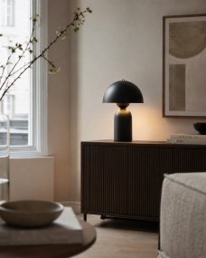 Capello 35cm Schwarz tischlampe Von Nordic Lighting - Das dekorative Chromdetail an der Oberseite verleiht der Leuchte einen eleganten Touch und macht sie zu einem sch&ouml;nen Blickfang in Schlafzimmern, Wohnzimmern und Fluren.