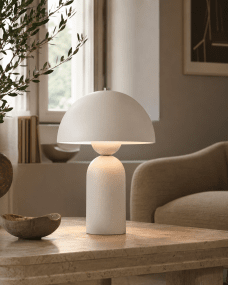 Capello 35cm Weiß tischlampe Von Nordic Lighting - Das dekorative Chromdetail an der Oberseite verleiht der Leuchte einen eleganten Touch und macht sie zu einem sch&ouml;nen Blickfang in Schlafzimmern, Wohnzimmern und Fluren.