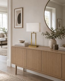 Gemma 52cm Messing tischlampe Von Nordic Lighting - Eine elegante Tischleuchte aus Metall mit stilvoller Messingoberfl&auml;che, die eine warme und exklusive Atmosph&auml;re schafft.