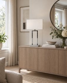 Gemma 52cm Chrom tischlampe Von Nordic Lighting - Der wei&szlig;e, rechteckige Lampenschirm aus Textil spendet ein sanftes und angenehmes Licht, das sich perfekt in Schlafzimmer, Wohnzimmer und Flur einf&uuml;gt.