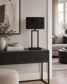 Gemma 52cm Schwarz tischlampe Von Nordic Lighting - Der schwarze, rechteckige Lampenschirm aus Textil spendet ein sanftes und angenehmes Licht, das sich perfekt in Schlafzimmer, Wohnzimmer und Flur einf&uuml;gt.