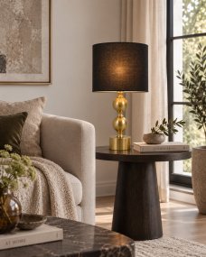 Circolo 48cm Messing/Schwarz tischlampe Von Nordic Lighting - Die Circolo Tischleuchte kombiniert einen dekorativen Metallfu&szlig; mit elegantem Messing-Finish und einem klassischen schwarzen Leinenschirm.