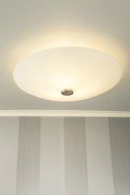 Iglo Ø42 Weiß deckenleuchte Von Aneta Lighting - Der Schirm ist leicht muschelförmig und passt mit den Metalldetails aufgrund seines zeitlosen Designs in jedes Interieur.