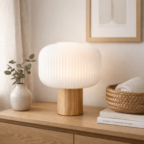 Ekerum 34cm Weiß tischlampe Von Nordic Lighting - Die Leuchte wird mit einem 1,8 m langen, transparenten Kabel, einem Netzschalter und einem Netzstecker geliefert.