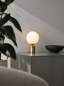 Ballon 24cm Messing tischlampe Von Herstal - Der kugelförmige Glasschirm verbreitet ein sanftes und angenehmes Licht, das eine warme und einladende Atmosphäre im Raum schafft.