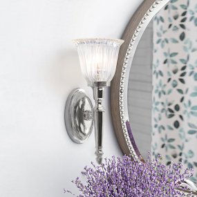 Dryden 33cm Chrom poliert badezimmerlampe Von Elstead Lighting - Die Lampe ist in mehreren Ausführungen erhältlich, beispielsweise poliertes Chrom, poliertes Nickel und poliertes Messing, was Flexibilität in Bezug auf Stil und Innendesign bietet.
