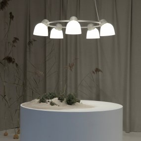 Bird Ø95 Sand/Weiß Von Belid - Ihre runde Form und die Metallkonstruktion verleihen ihr eine bezaubernde, schwebende Anmutung und machen sie zum perfekten Blickfang in jedem Raum.