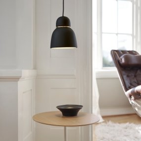 Bird Ø17 Schwarz/Messing Von Belid - Egal für welche Farbe Sie sich entscheiden, diese Deckenleuchte wird zu einem Schmuckstück in Ihrem Zuhause und sorgt für eine elegante Lichtatmosphäre.