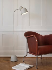 Bird Sand/Messing Von Belid - Dank ihrer asymmetrischen Form und der eleganten Metallkonstruktion ist diese Stehlampe eine künstlerische Bereicherung für Ihr Zuhause.