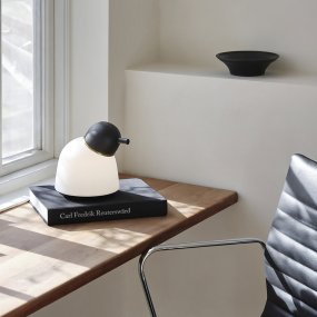 Bird 22cm Schwarz/Messing Von Belid - Die asymmetrische Form und die Metallkonstruktion verleihen jeder Farbvariante eine einzigartige Note und machen jede Leuchte zu einem Kunstwerk.