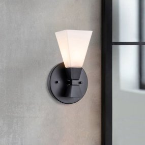 Bowtie 15cm Schwarz badezimmerlampe Von Elstead Lighting - Die mattschwarze Bowtie-Wandleuchte ist eine moderne Spiegelleuchte mit Schutzart IP44 und eignet sich daher für Badezimmer, aber auch für andere Innenräume wie Waschküchen oder Gäste-WCs.
