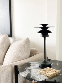 Picasso 45cm Mattschwarz tischlampe Von Belid - Damit die Tischleuchte auch nach vielen Jahren noch gut in Ihre Wohnungseinrichtung passt, haben wir uns f&uuml;r ein schlichtes und elegantes Design entschieden.