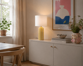 Faro 50cm Gelb/weiß tischlampe Von Nordic Lighting - Der Lampenfu&szlig; aus Keramik ist cremewei&szlig; mit gelben Streifen, die einen lebendigen und zugleich harmonischen Eindruck erzeugen.