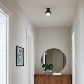 Down Ø20 Anthrazit deckenleuchte Von CO Bankeryd - Down Plafond hat ein jugendliches und skandinavisches Design, das mit seinem stimmungsvollen Licht perfekt in den Flur oder die K&uuml;che passt.