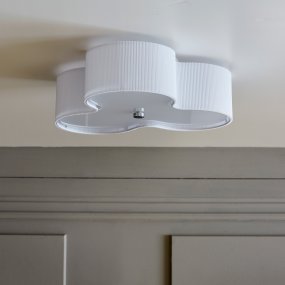 Kolme Ø50 Weiß deckenleuchte Von CO Bankeryd - F&uuml;r alle, die eine Lampe mit Charakter und Stil suchen, ist Kolme die ideale Wahl &ndash; eine zeitlose Dekoration f&uuml;r Ihre Decke.