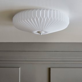 Linn Ø70 Weiß deckenleuchte Von CO Bankeryd - Durch die weiße Oberfläche und die skulpturale Form der Lampe fügt sie sich harmonisch in moderne und klassische Umgebungen ein und eignet sich perfekt für Wohnzimmer, Schlafzimmer oder Flur.