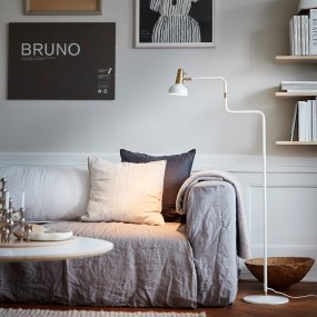 Ray Warmweiß stehlampe Von CO Bankeryd - Die Stehleuchte Ray ist für die Platzierung neben dem Sofa oder einem Lieblingssessel, neben dem Bett oder im Home-Office konzipiert.