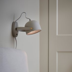 Svejk 13 Beige leselampe Von CO Bankeryd - Die Wandleuchte Svejk verleiht dem Raum ein schlichtes skandinavisches Flair und schafft sowohl Licht als auch Charakter.