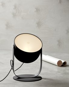 Svejk 30cm Anthrazit tischlampe Von CO Bankeryd - Die Tischlampe Svejk hat ein sanftes Licht und dient sowohl als Leselampe als auch als dekoratives Einrichtungsdetail.