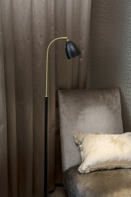 Deluxe Schwarz/Messing stehlampe Von Belid - Die Kombination aus Schwarz und Messing verleiht der Leuchte ein luxuri&ouml;ses Ambiente und einen modernen Touch, der das Interieur aufwertet.