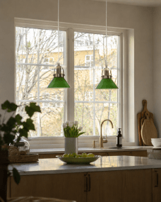 Mäster Ø15 Antikmessing/Grün fensterlampe Von Lampan - Der gr&uuml;ne Glasschirm sorgt f&uuml;r ein gleichm&auml;&szlig;iges und angenehmes Licht und schafft eine einladende Atmosph&auml;re im Raum.