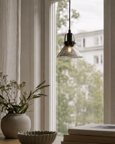 Mäster Ø15 Schwarz/Rauchig fensterlampe Von Lampan - Die M&auml;ster Fensterleuchte ist eine stilvolle und moderne Lampe, die sich perfekt in klassische wie moderne Wohnungen einf&uuml;gt.