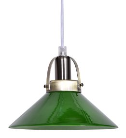 Mäster Ø20 Antikmessing/Grün fensterlampe Von Lampan - Der gr&uuml;ne Glasschirm sorgt f&uuml;r ein gleichm&auml;&szlig;iges und angenehmes Licht und schafft eine einladende Atmosph&auml;re im Raum.