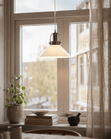 Mäster Ø20 Antikmessing/Weiß fensterlampe Von Lampan - Die M&auml;ster Fensterleuchte ist eine zeitlose und elegante Lampe, die sich perfekt in klassische wie moderne Wohnungen einf&uuml;gt.