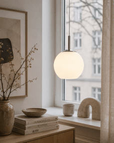 Globi Ø15 Chrom/Weiß fensterlampe Von Nordic Lighting - Die Globi-Fensterleuchte ist eine stilvolle und moderne Lampe, die jedem Raum eine warme und gem&uuml;tliche Atmosph&auml;re verleiht.