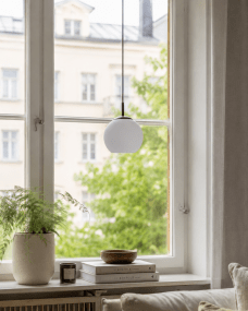 Globi Ø15 Schwarzweiß fensterlampe Von Nordic Lighting - Die Globi Fensterleuchte ist eine stilvolle und moderne Lampe, die jedem Raum eine warme und gem&uuml;tliche Atmosph&auml;re verleiht.