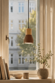 Pepe Ø13 Rost fensterlampe Von Nordic Lighting - Die Kombination aus Holz und Beton verleiht ihr eine robuste und zugleich warme Ausstrahlung, w&auml;hrend die matte Rostfarbe f&uuml;r eine ruhige und trendige Note sorgt.