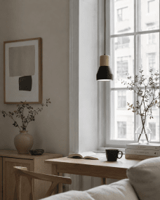 Pepe Ø13 Schwarz fensterlampe Von Nordic Lighting - Die Kombination aus Holz und Beton verleiht ihr eine robuste und zugleich warme Ausstrahlung, w&auml;hrend das matte Schwarz f&uuml;r eine ruhige und trendige Note sorgt.